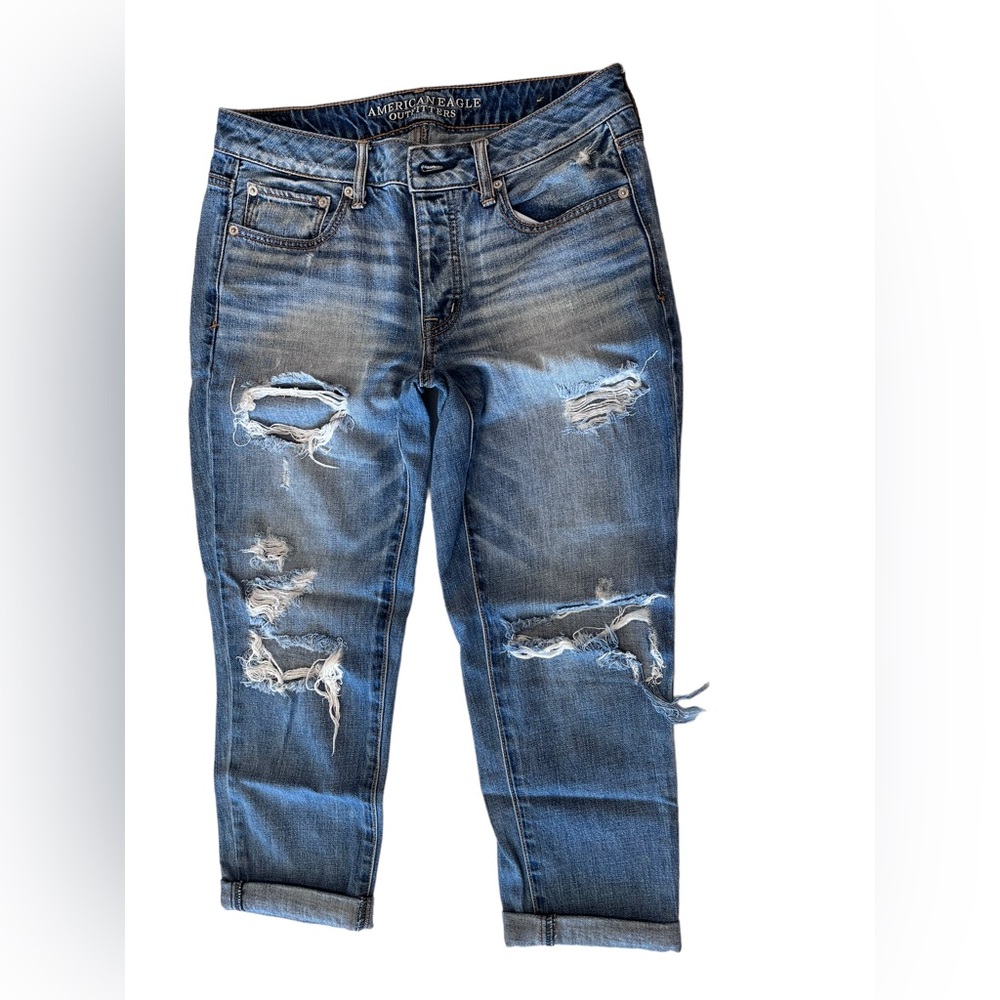 American Eagle Outfitters. Distress. Size 6.